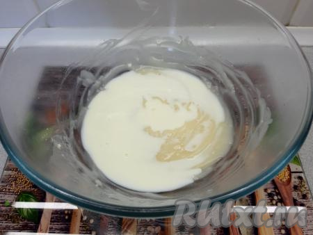 В горячую основу вливаю холодное молоко, перемешиваю до однородности и мизинцем пробую температуру, если смесь приятно тёплая, значит можно продолжать замес. Если смесь горячая, то необходимо подождать, пока смесь станет тёплой (дрожжи не любят высокую температуру и если вы их поместите в горячую смесь, то они не начнут работать, а значит и тесто у вас не поднимется).