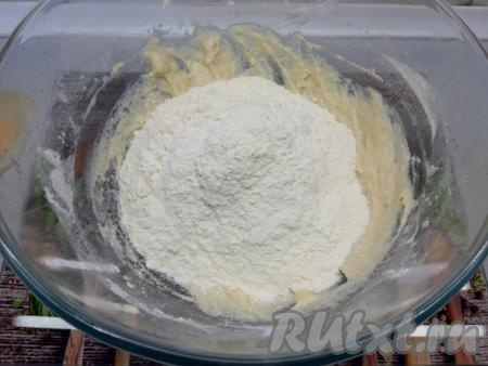 Вторым этапом всыпаю ещё 150 грамм муки. Количество может варьироваться,&nbsp;так как&nbsp;влажность у муки бывает разной. В первую очередь ориентируйтесь на консистенцию теста во время замеса. Вначале тесто будет липким и очень мягким.