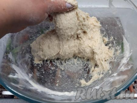 Растягивающими движениями тесто вымешиваю не менее 7 минут. После вымешивания тесто соберётся и станет более плотным,&nbsp;нежным и липковатым.