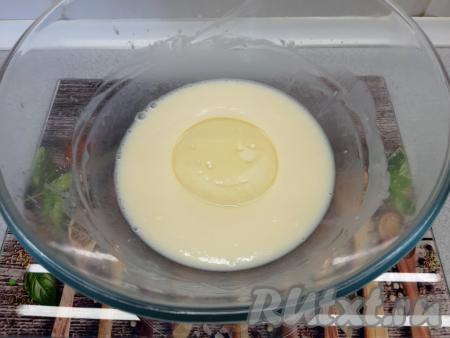 Добавляю соль и рафинированное масло и ещё раз хорошо перемешиваю до растворения соли.