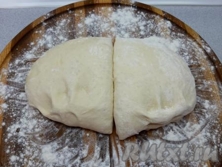 Заварное тесто для пиццы на кипятке готово. Выкладываю тесто на припыленный мукой стол и делю на две части (будем выпекать 2 пиццы), не обминая.&nbsp;Благодаря этому, тесто легко будет растянуть, придавая нужную форму пицце.