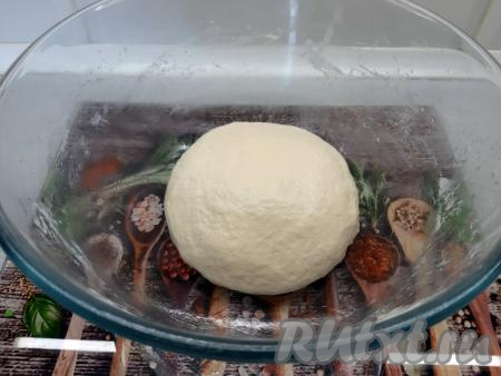 Чтобы комфортнее тесто было округлить перед расстойкой, дно миски и руки смазываю рафинированным маслом и округляю тесто в гладкий шар. Выкладываю тесто в миску и отправляю в тёплое место для подъёма не менее, чем на 1 час. Обязательно миску с тестом накрываю,&nbsp;чтобы тесто не заветривалось. Всегда убирайте тесто&nbsp;в тёплое место без сквозняков (или ставьте в миску с тёплой водой).