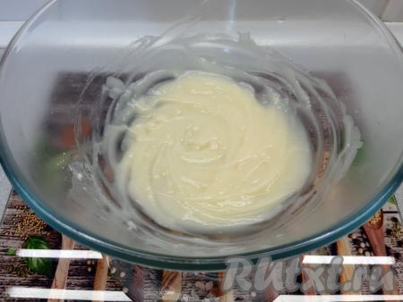 Заливаю кипятком и интенсивно перемешиваю венчиком, консистенция заварной смеси очень похожа на крем. Именно благодаря такому завариванию, выпечка получится особенно нежной и дольше сохранит свежесть.