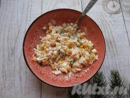 Заправить салат майонезом. Крабовый салат можно подать в одном салатнике или порционно.