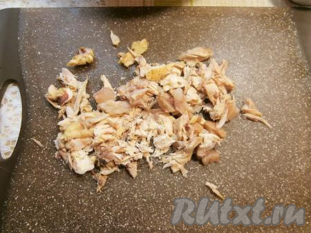 Мясо разобрать, удалив все кости, и нарезать его на небольшие кусочки.