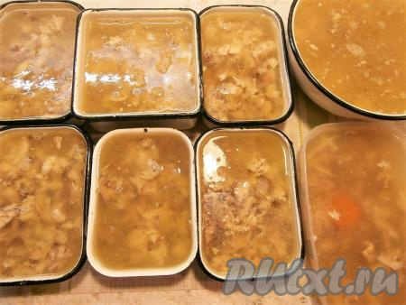 Оставить холодец при комнатной температуре до полного остывания.&nbsp;Далее судочки накрыть крышками и поместить их в холодильник на ночь.