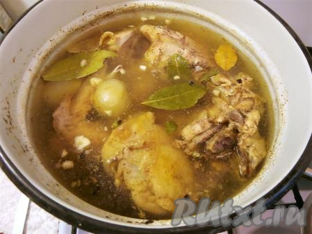 Далее варить холодец на самом медленном огне, под прикрытой крышкой около 4-5 часов. Лук можно через 1 час вынуть и выбросить, я не выбрасывала и он у меня не разварился. Минут за 30 до готовности добавить в кастрюлю лавровые листья, чёрный перец горошком и нарезанный на дольки чеснок.