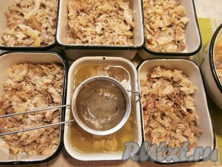 Разложить мясо по судочкам (или другим ёмкостям), наполняя их до половины, залить процеженным через сито бульоном.