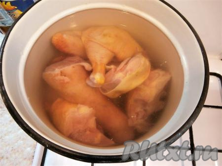 Залить мясо холодной водой так, чтобы она была на 3 пальца выше мяса. Я всегда так делаю. Точное количество воды не могу указать, всё зависит от кастрюли и от того, как будет уложено мясо.
