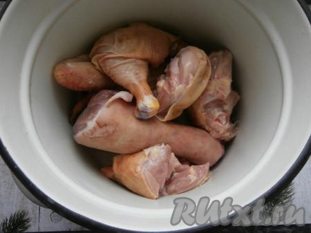 В большую кастрюлю (у меня кастрюля на 8 литров) выложить рульку и нарезанную на части курицу.