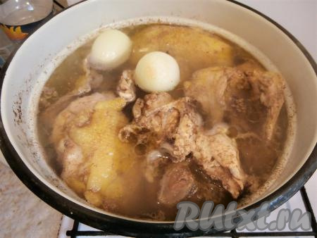 Кастрюлю с мясом поставить на огонь, а после закипания воды снять пену. Добавить в кастрюлю 2 целые очищенные луковицы, всыпать соль по вкусу.