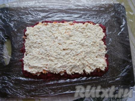 И следующим слоем разложить яйца.