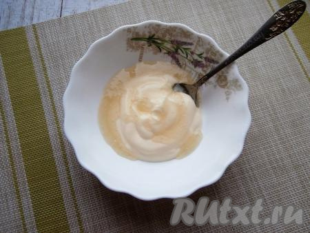 Набухший желатин нужно прогреть в микроволновке до полного растворения кристалликов желатина (для этого поставить на 10 секунд в микроволновку, достать, перемешать, если желатин не растворился, снова отправить в микроволновку на 10 секунд), главное - не доводить желатин до кипения. При желании, можно растопить кристаллики желатина и на водяной бане. После того как все кристаллы желатина растворятся, дать желатину немного остыть и смешать с майонезом.