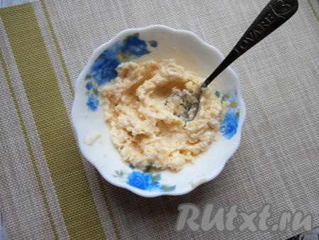 В другую тарелку выложить очищенную картошку, натёртую на мелкой тёрке, добавить часть смеси майонеза и желатина, перемешать.