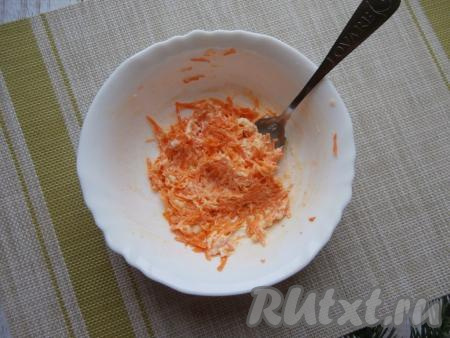 Очищенную варёную морковку тоже натереть на мелкой тёрке в отдельную тарелку, смешать с частью смеси майонеза и желатина. Яйца тоже натереть в отдельную тарелочку и смешать их с оставшейся смесью майонеза и желатина.