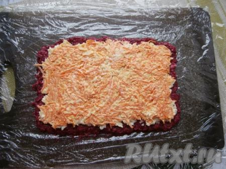 Поверх картофеля равномерно выложить слой морковки.