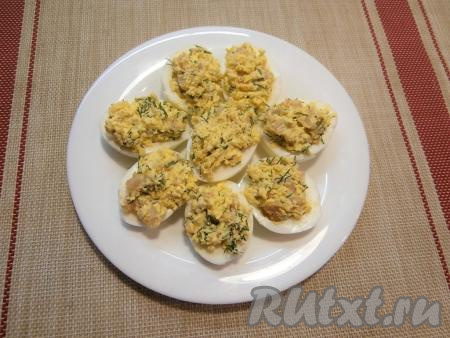 Получившейся смесью из желтков и красной рыбы наполнить белки яиц. Фаршированные яйца выложить на тарелку для подачи.