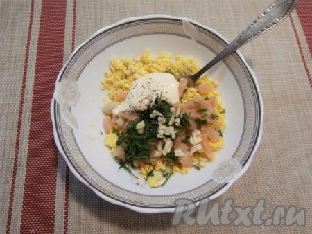 Сюда же добавить мелко нарезанный зубчик чеснока, майонез, чёрный молотый перец, перемешать, если нужно, подсолить.