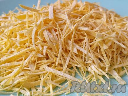 Можно сделать лапшу на одном только желтке. Тогда муки уйдет примерно в половину меньше, готовой лапши хватит как раз на одну кастрюлю супа, сваренного из 1,5 литра воды и цвет у неё будет бесподобно жёлтый.