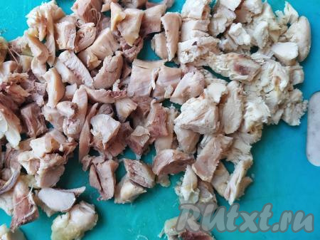 ​​​Варёную курицу отделить от костей и&nbsp;нарезать мякоть кубиками. Кости выкинуть, а нарезанную мякоть отложить до готовности супа.