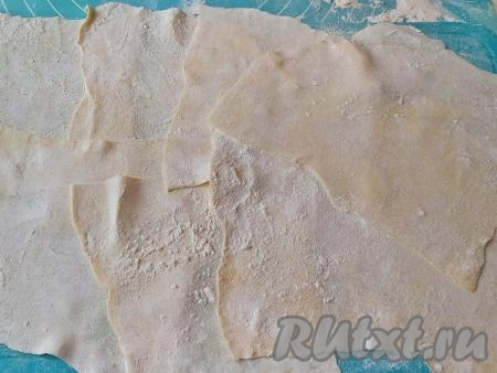 Раскатанные пластинки припылить мукой и дать подсохнуть 10-15 минут. За это время&nbsp;повторить те же манипуляции со второй половиной теста.