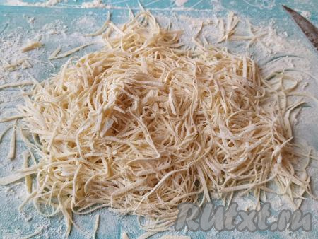 Разложить лапшу на блюде (или подносе) - такого количества для одного супа, сваренного из 1,5 литров воды много. Если вы, как и я, не будете варить всю лапшу, тогда дайте ей полностью подсохнуть, а затем её можете не дольше недели хранить в стеклянной закрытой банке или специальной закрытой ёмкости для сыпучих продуктов. В течение месяца такую лапшу можно хранить в морозильной камере.