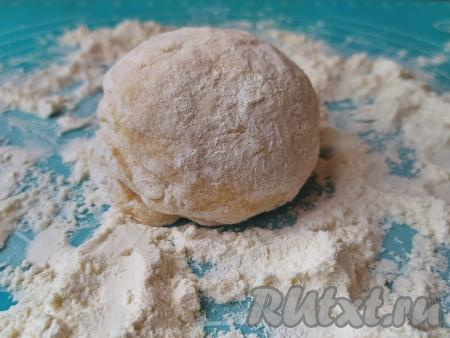 Руками замесить плотное тесто. Консистенция должна быть такой, чтобы тесто можно было разрезать ножом, как, к примеру, готовый хлеб - тесто не должно липнуть к ножу и тянуться за ним.