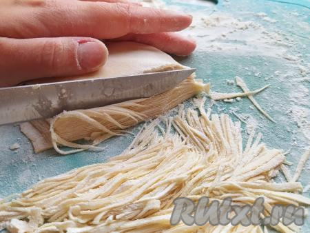 Нарезать острым ножом лапшу по принципу - чем тоньше, тем лучше.