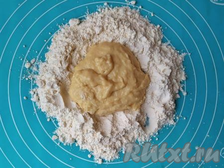 Когда масса станет слишком густой, чтобы дальше мешать&nbsp;вилкой, переложить её&nbsp;из миски на стол (разделочную доску&nbsp;или, как у меня, резиновый коврик), предварительно высыпав на него остатки просеянной&nbsp;муки.