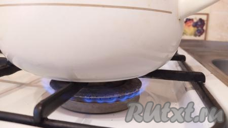 Положить курицу в кастрюлю, залить холодной водой, поставить на средний огонь. Ставить кастрюлю нужно именно на средний огонь. На сильном огне белки на поверхности мяса быстро свернутся и закупорят&nbsp;выход остальным белкам, в результате бульон получится более водянистым. Довести воду до кипения на среднем огне, не накрывая кастрюлю крышкой (если варить под крышкой, то конденсат, который будет образовываться под крышкой после начала кипения воды, будет разбавлять бульон). 