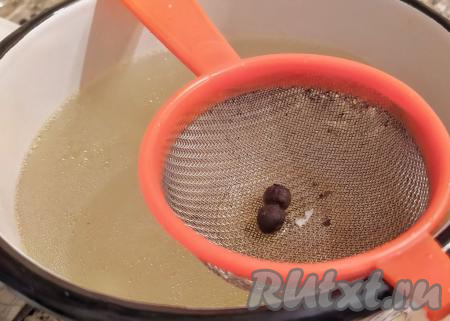 Готовый бульон снять с огня, аккуратно удалить варёные морковку, лук (эти овощи нам больше не понадобятся) и горошины перца, достать курицу. При желании, бульон можно процедить через мелкое сито, а затем процеженный бульон вернуть в кастрюлю.