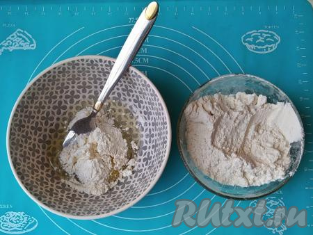 Яйцо посолить и постепенно, небольшими порциями, добавлять к нему муку, перемешивая массу вилкой.