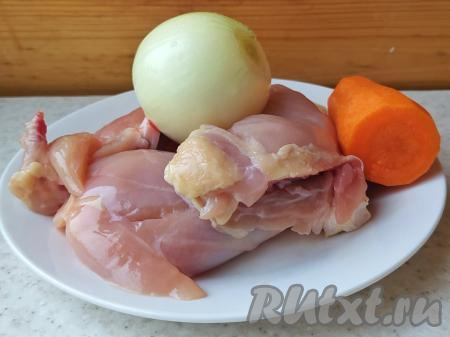 Куриное мясо промыть под холодной проточной водой, лук и морковь&nbsp;очистить от кожуры, промыть. Лучше всего, конечно, варить бульон из домашней курицы, но подойдёт и покупная. Куриный жир и кожу лучше удалить. 