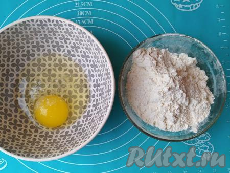 Оставить бульон вариться, не помешивая и не накрывая крышкой, до готовности куриного мяса. У меня с момента закипания на это уходит, примерно, 40-60 минут. За это время спокойно можно приготовить домашнюю лапшу, для этого необходимо в одну миску&nbsp;разбить яйцо, а в другую - просеять муку.