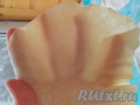 Раскатывать небольшие части теста проще, удобнее и быстрее. Вот какими тонкими они получаются.