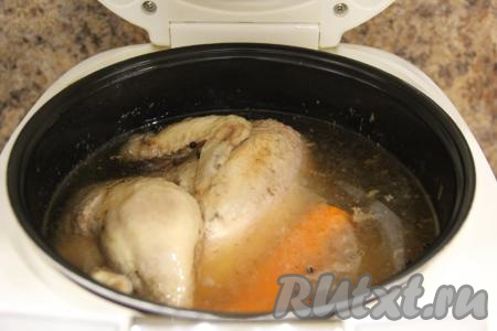 Закрыть крышку мультиварки и варить курицу на режиме "Тушение" 3 часа.