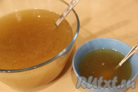 Бульон процедить. Отлить 200 мл бульона и слегка остудить. В 200 мл тёплого бульона добавить желатин, перемешать и дать желатину набухнуть в течение 15-20 минут.