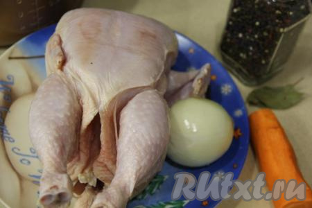 Подготовить продукты. Морковь и лук почистить. Промыть тушку курицы&nbsp;под проточной водой.