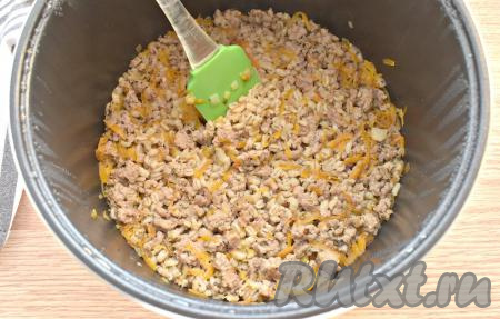 Переключаем мультиварку на программу «Тушение». Время устанавливаем на 1 час (я готовила в мультиварке Редмонд, у меня время установилось автоматически). После сигнала, сообщающего об окончании программы "Тушение", желательно перловую кашу с фаршем оставить потомиться в мультиварке под закрытой крышкой ещё минут на 10.