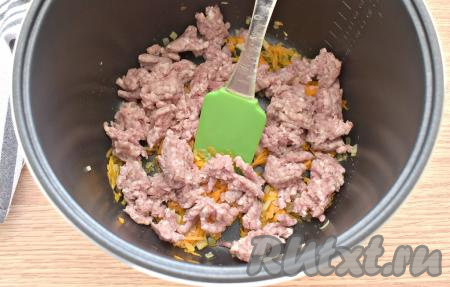 Добавляем к овощам мясной фарш. Я готовила с фаршем из свинины, подойдёт и любой другой фарш (например, куриный, из говядины или смешанный). Если вы используете предварительно замороженный фарш, значит его нужно заранее разморозить.