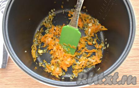 Очищаем морковку и лук. Морковь натираем на тёрке, лук нарезаем на небольшие кусочки. Включаем на мультиварке режим «Жарка». Вливаем в чашу пару столовых ложек растительного масла. Выкладываем в прогретое масло измельчённые морковку с луком и обжариваем их без крышки 5 минут. Периодически ингредиенты перемешиваем.