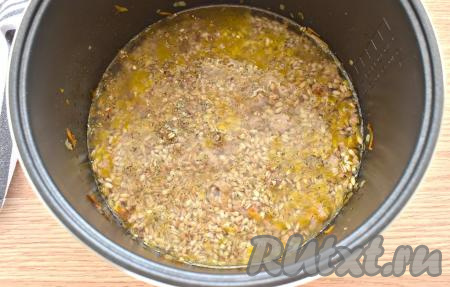 По вкусу солим, перчим, добавляем приправу для фарша (можно взять свои любимые специи), вливаем прокипячённую тёплую воду, перемешиваем содержимое чаши мультиварки и сразу закрываем крышкой.