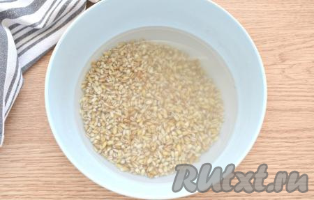 Перловку нужно заранее замочить на 3 и более часов. Я готовила кашу к обеду, поэтому замочила перловку с утра.