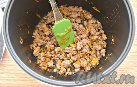 Обжариваем фарш с овощами 10 минут, тщательно разбивая с помощью лопатки комочки фарша.
