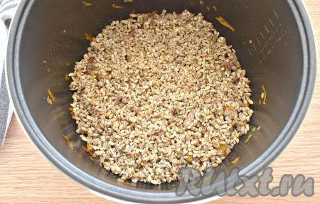 Перловку после замачивания хорошо промываем под проточной водой, выложив в дуршлаг (или сито), затем оставляем на несколько минут, чтобы с крупы слилась лишняя вода. Перекладываем перловку в чашу мультиварки к фаршу и овощам.