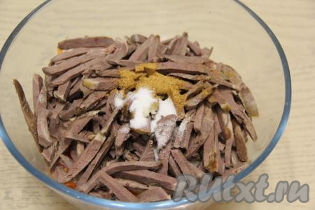 Всыпать соль (добавляя соль, учитывайте, что в дальнейшем будет добавляться достаточно солёный соевый соус) и специи для моркови по-корейски.