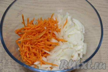Натереть две моркови на крупной тёрке. Нарезать луковицу на тонкие полукольца. В достаточно объёмной миске соединить лук и морковь.&nbsp;