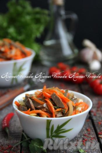 Очень вкусный, пикантный салат из свиного сердца, маринованного с луком и морковью, можно подавать к столу. Эта яркая закуска прекрасно впишется в меню, обязательно приготовьте!