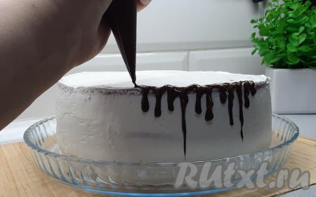 По желанию, торт можно украсить растопленным шоколадом. Я перекладываю кусочек чёрного шоколада в кондитерский мешок, отправляю в микроволновку на 10 секунд, проверяю, если шоколад ещё не стал жидким, отправляю в микроволновку ещё на 10 секунд. Как только шоколад станет жидким, срезаю край пакета и делаю произвольные подтёки шоколадом по бокам торта.