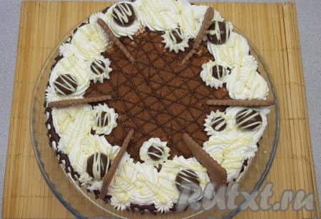 А в дальнейшем украшаем торт на свой вкус, я задекорировала шоколадными драже и печеньем, завершила всё растопленным белым шоколадом, нанеся его тонкими нитями. Торт с клубничным конфи и крем чизом готов, отправляем его, как минимум, на 6-8 часов (я поставила на ночь) в холодильник.